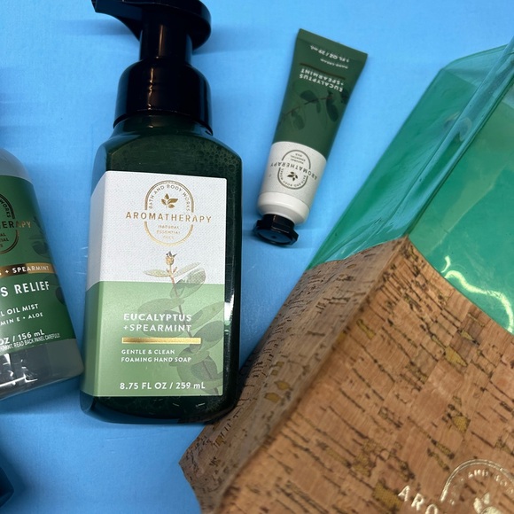 Bath & Body Works Eucalyptus Spearmint Gift Bag Set - Picture 3 of 7